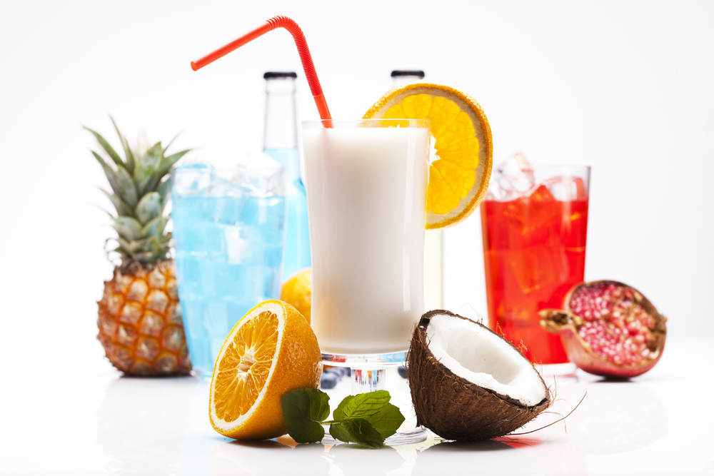 白幕上的異域風情 解讀酒精飲品與水果的靜物美學